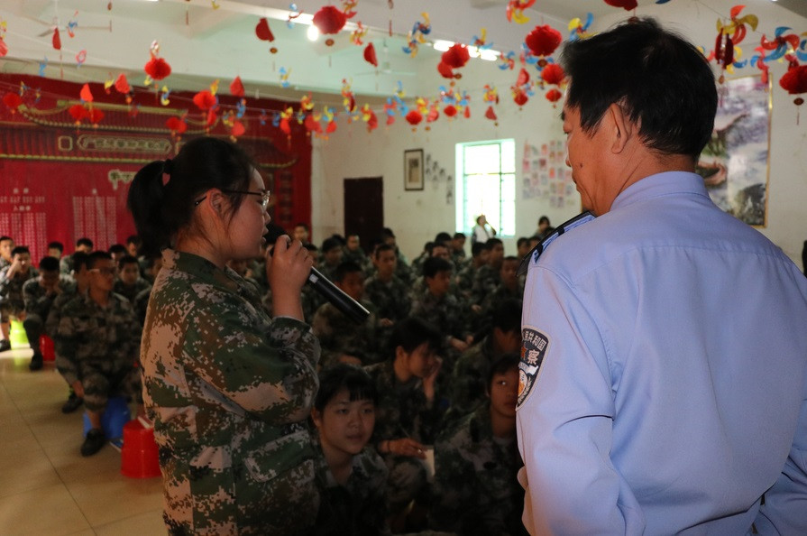 广西区未成年犯管教所副所长刘卫平到我校给学生上法制教育课
