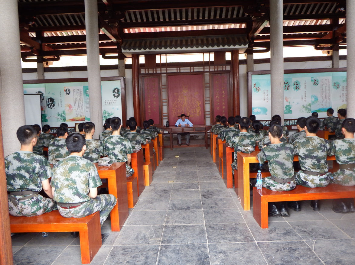 学生们在孔庙上课